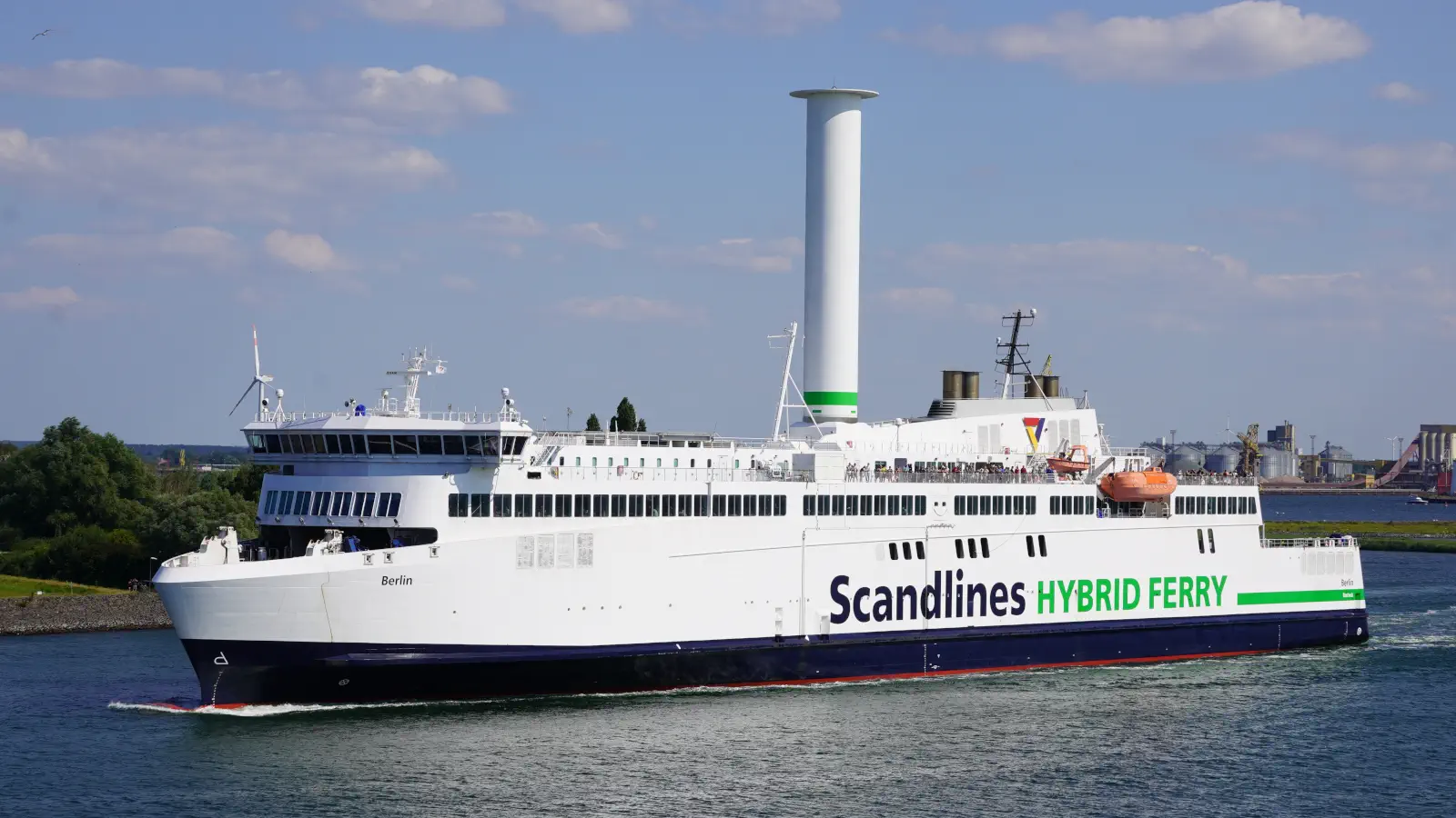 Le ferry hybride Berlin Scandlines quitte le port de Rostock en direction de Gedser au Danemark.