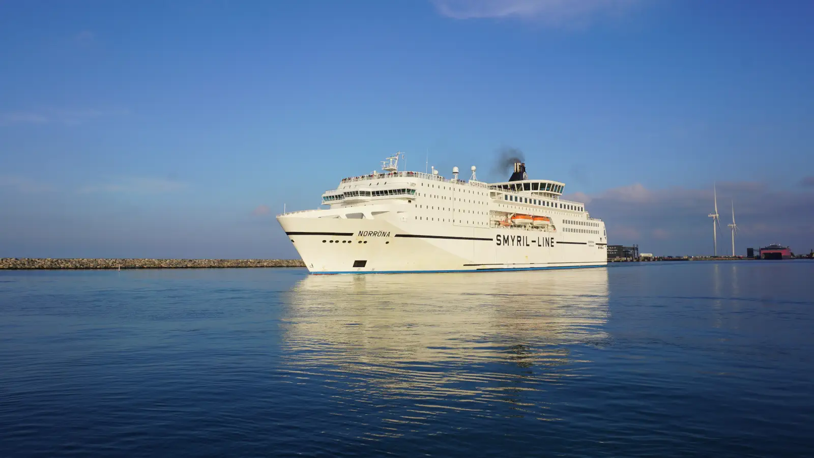 Le Ferry Norröna de Smyril Line quitte le port de Hirtshals en direction des îles Féroé et de l'Islande.