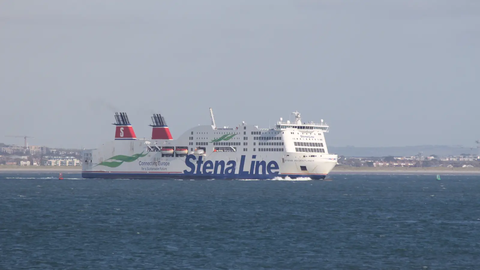 Le ferry Stena Line Stena Adveturer quitte Dublin pour se rendre à Holyhead.