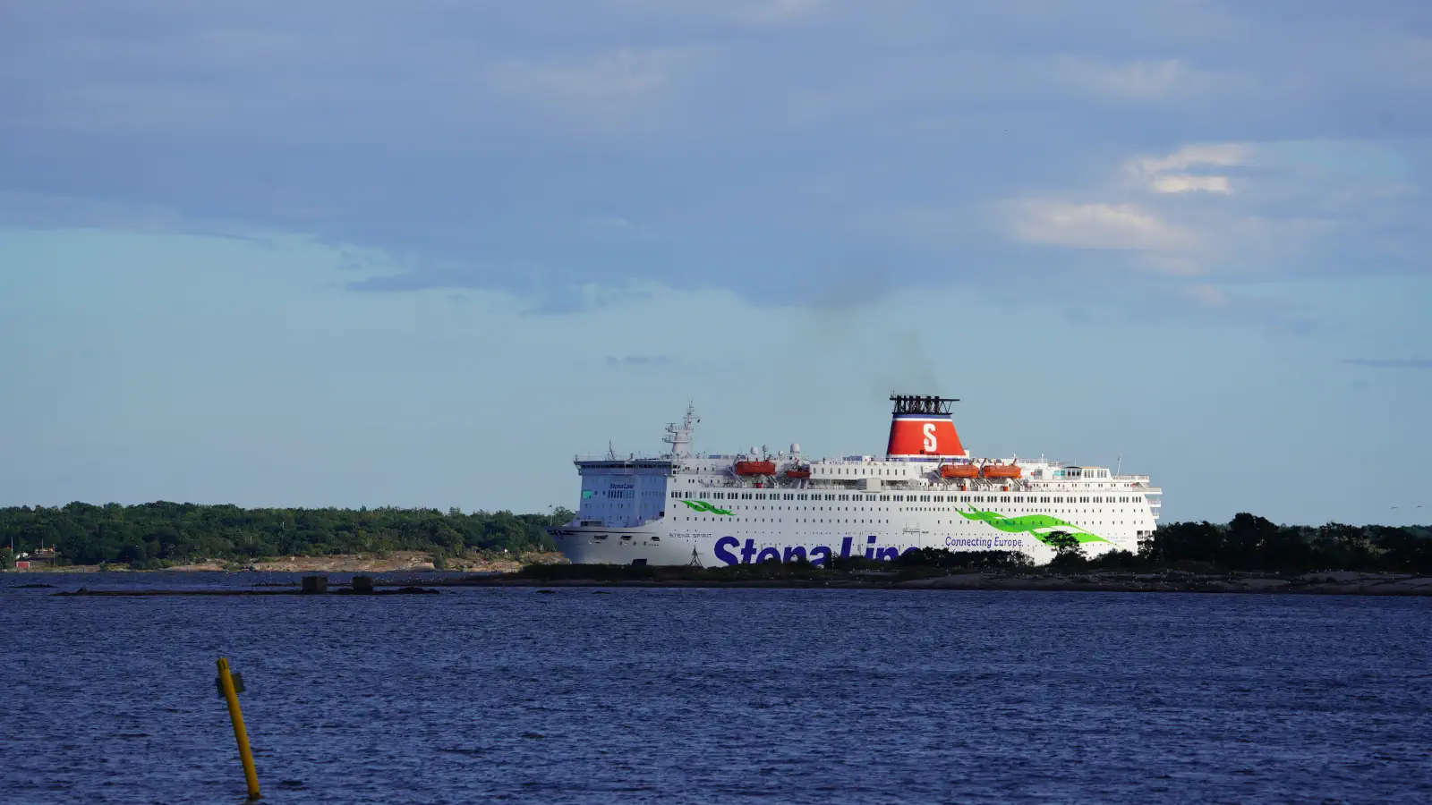 Le Stena Line Ferry Stena Spirit à l'entrée du port de Karlskrona en Suède.