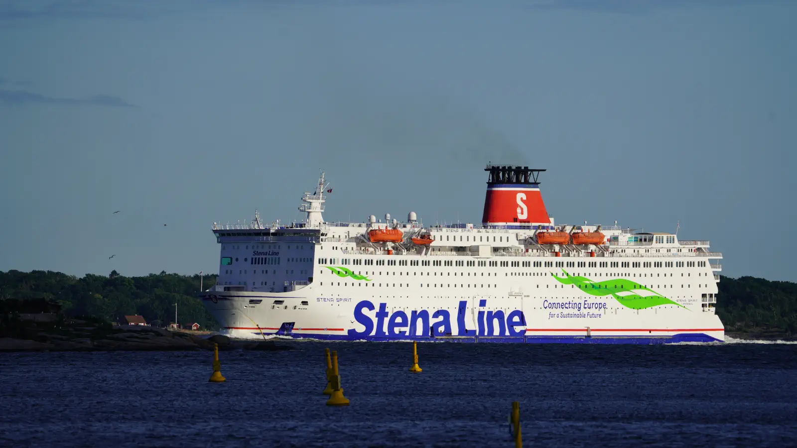 Le site Ferry Stena Livia de Stena Line à l'entrée du port de Karlskrona en Suède.