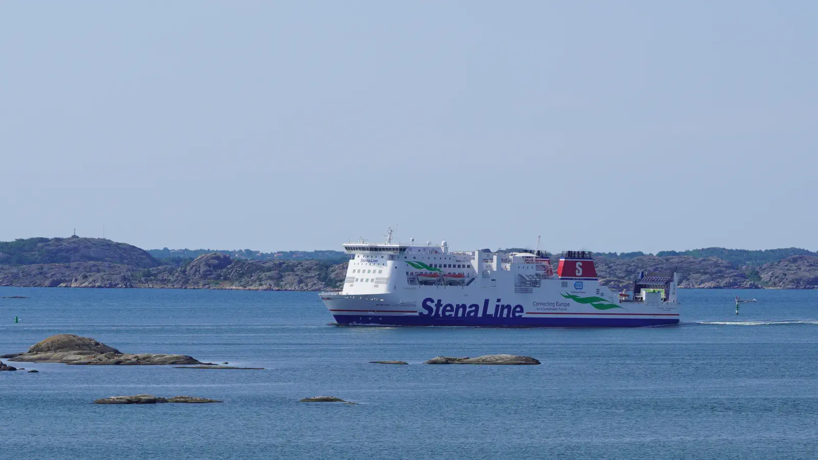Le Stena Jutlandica atteint l'archipel au large de Göteborg avant l'entrée du port.