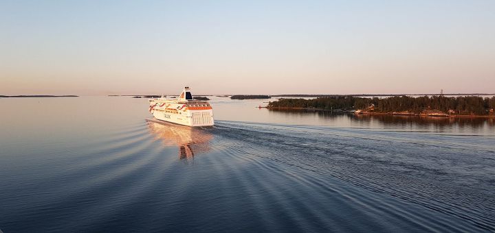 Le Ferry Baltic Queen de Tallink Silja sur son chemin à travers l'archipel au large de Stockholm.