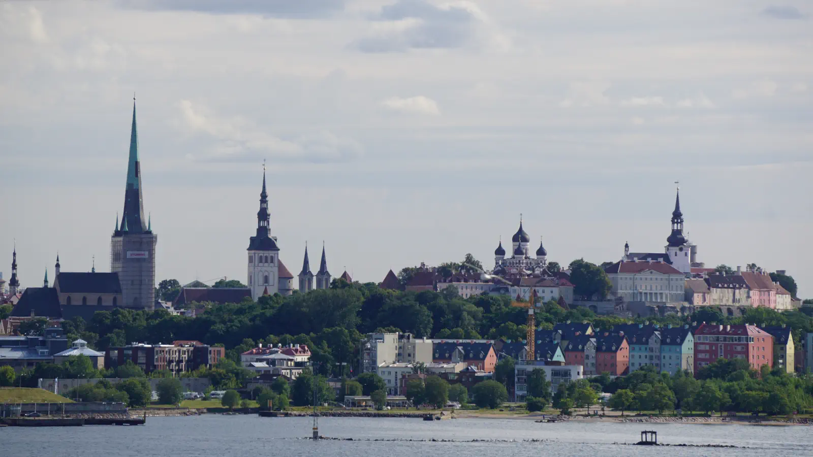 Vue de Tallinn avec l'église St. Nikolai et la cathédrale Alexander Nevski.