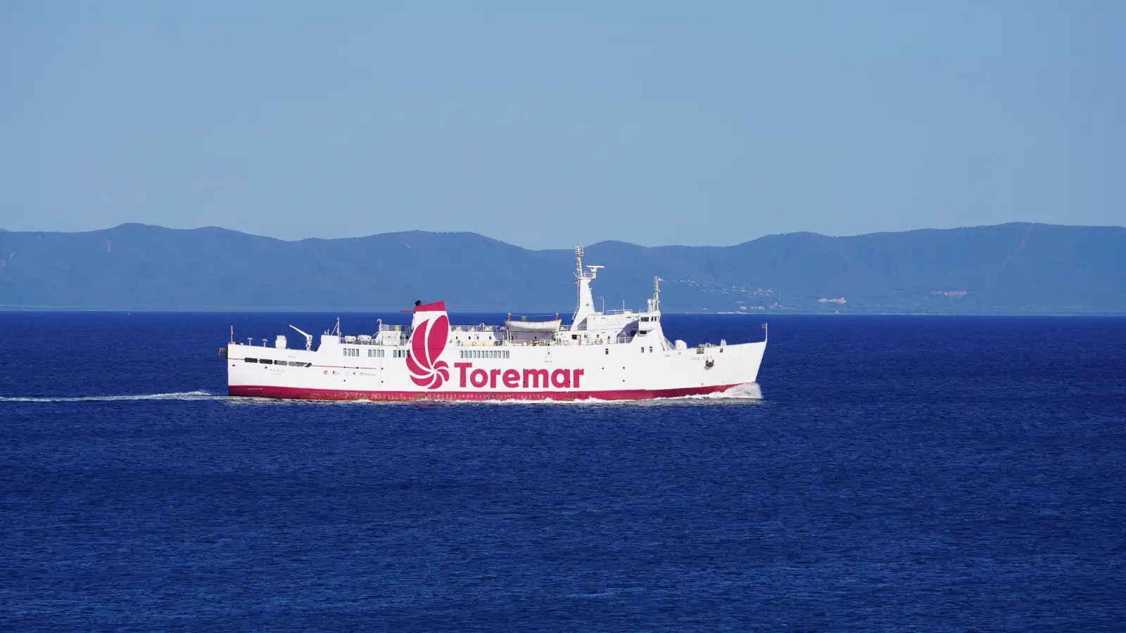Le ferry Oglasa de Toremar fait la navette plusieurs fois par jour entre les ports de Piombino et de Portoferraio sur l'île d'Elbe.
