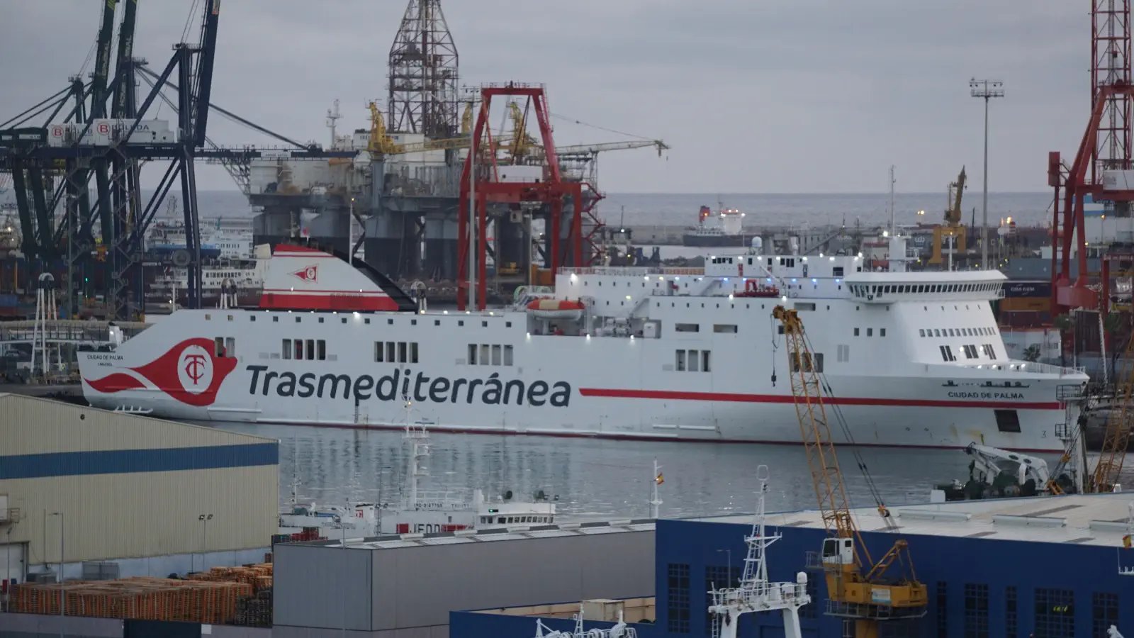 Ferry Trasmediterranea Ciudad de Palma dans le port de Las Palmas, Gran Canaria.