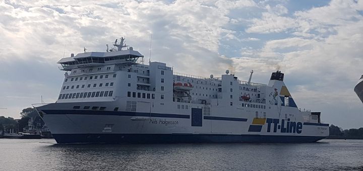 Le TT-Line Ferry Akka (anciennement Nils Holgersson) quitte le port de Rostock en direction de Trelleborg