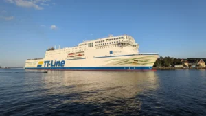 Le TT-Line Ferry Peter Pan entre dans le port de Lübeck-Travemünde en provenance de Trelleborg.