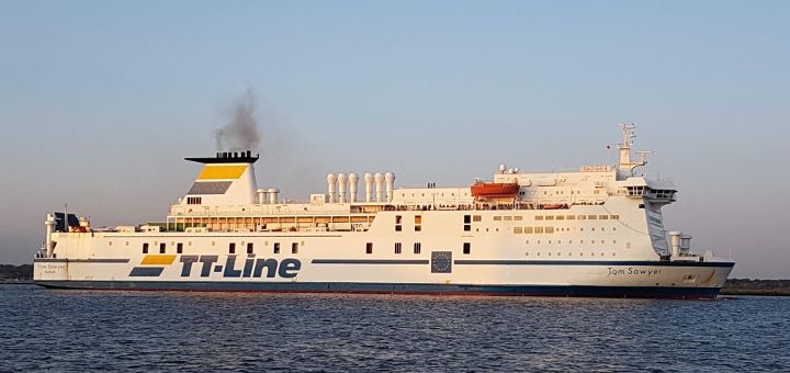 TT-Line Ferry Tom Sawyer entrant dans le port de Rostock