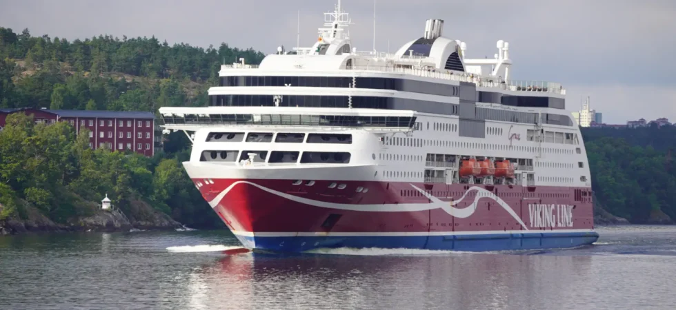 Viking Line Ferry Viking Grace dans l'archipel au large de Stockholm.