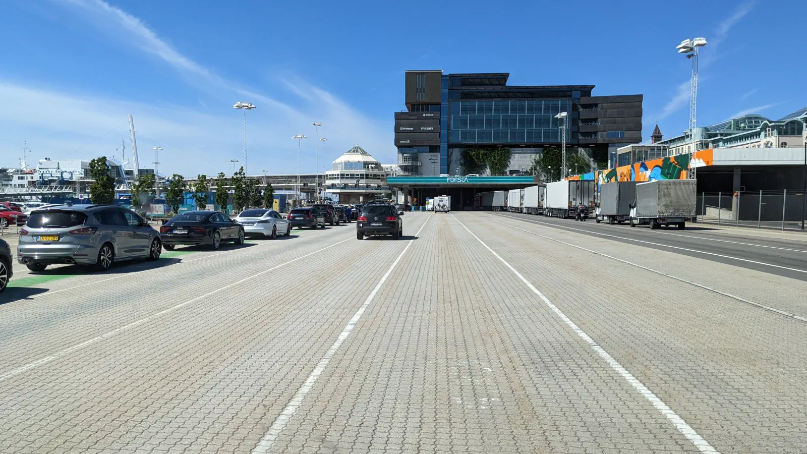 Vue sur la voie d'attente pour les voitures, les camping-cars et les camions au port de ferry de Helsingborg.
